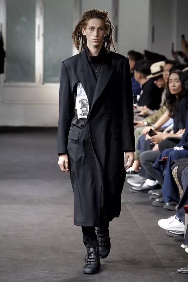 日本设计师品牌 yohji yamamoto(山本耀司)于巴黎男装周发布2019春夏