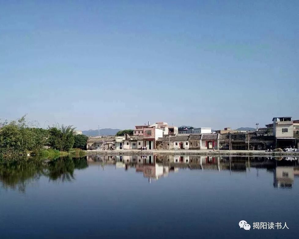 据《揭东县地名志》记载,因古湖村地处西面湖,大陂沟湖,新厝头湖,陈厝