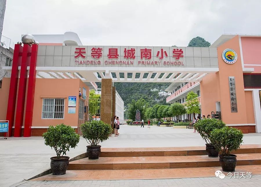 丽川社区和稞漠河的东北面(恒丰小区属于恒丰希望小学招生范围,即