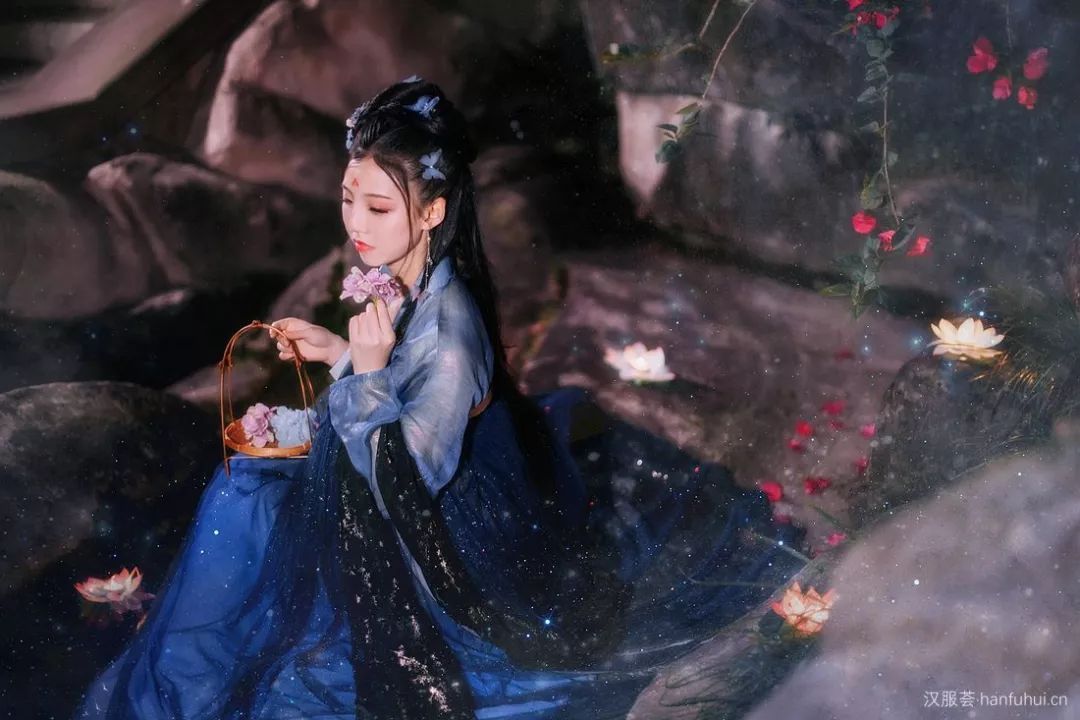 汉服夜景 | 月下美人与满池星落,无论哪个都美得窒息!