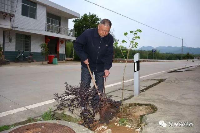 清扫 门口垃圾曾建业老人的家就在邵武金坑乡流入光泽县城的北溪边上