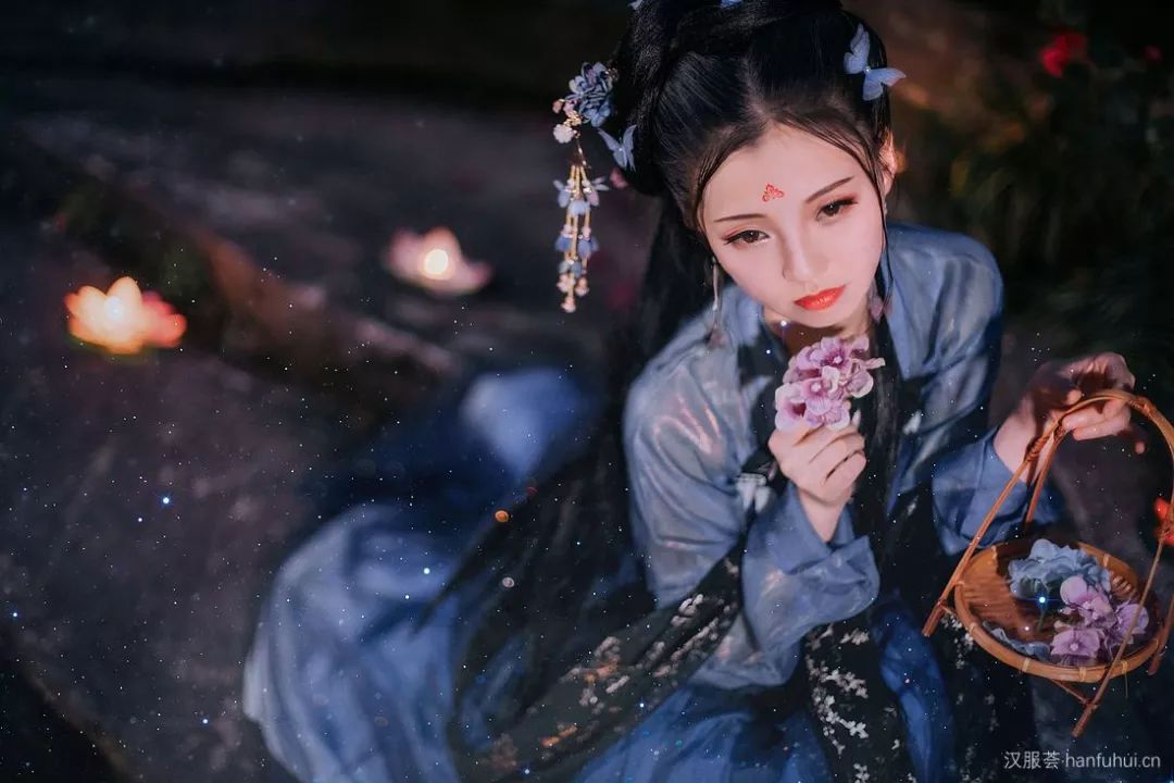 汉服夜景 | 月下美人与满池星落,无论哪个都美得窒息!