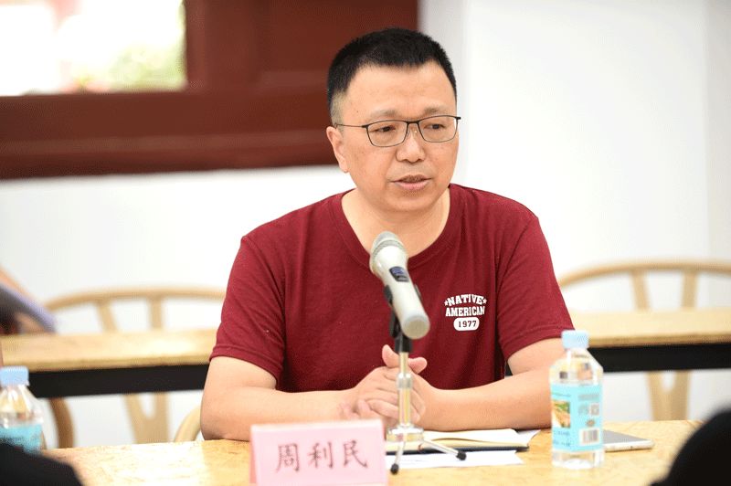 部机关党委书记梁勤在座谈会上发言遂宁市文联副主席周利民主持座谈会