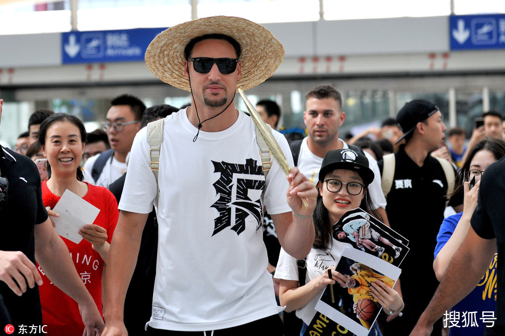 克莱-汤普森现身北京机场 草帽 蒲扇造型欢乐出镜