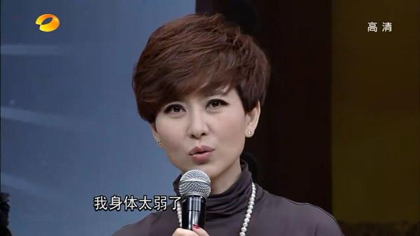 女歌手甘萍近照,48岁如少女,嫁曾身价最高国足,一家三