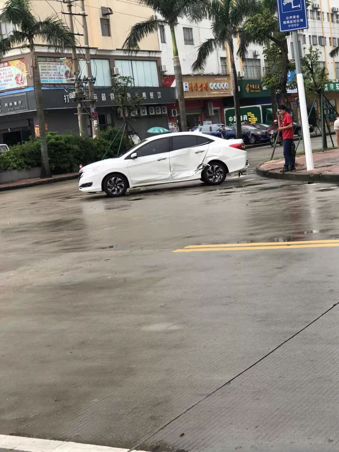 今天,下午4:15分 在斗门新青二路发生一起车祸 两辆小车发生碰撞 白色
