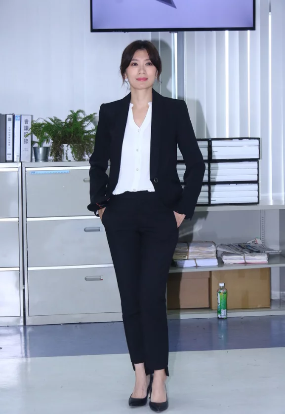 6月22日,台北,贾静雯以一身黑白西装亮相,尽显职场女性魅力.