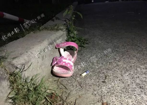 女孩坠楼后,一只鞋子遗留在现场 来源:杭州日报