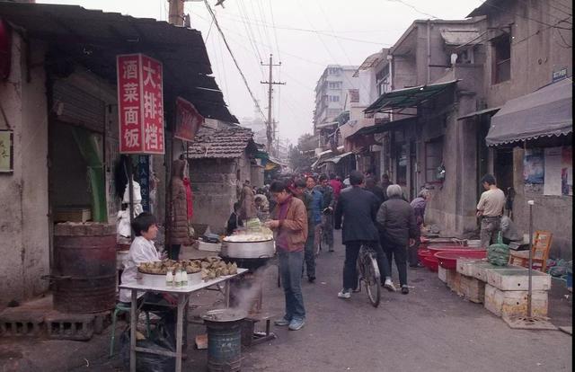 望江门直街的集市,大清早街上卖粽子的早餐店,与来往行人.