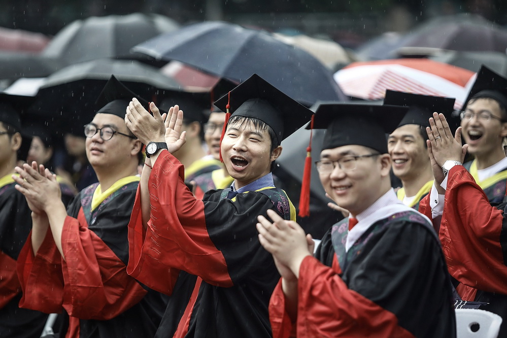 武汉:万名大学生雨中参加毕业典礼