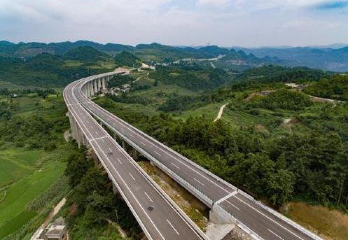 "十省区市"车牌7座及以下小型客车行驶贵州境内高速公路实施 五折通行
