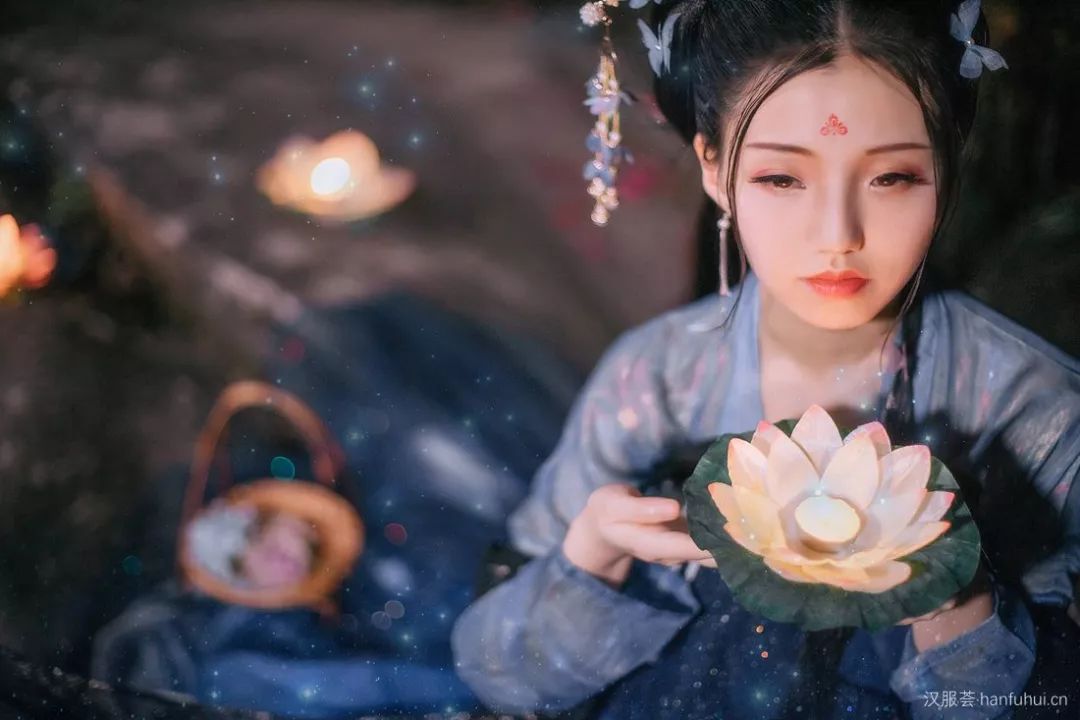 汉服夜景 | 月下美人与满池星落,无论哪个都美得窒息!