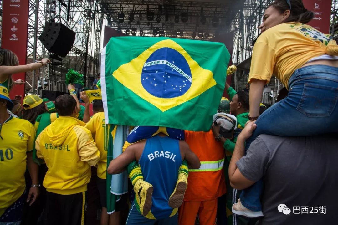 国家队比赛日 巴西全民放假半天观看世界杯球