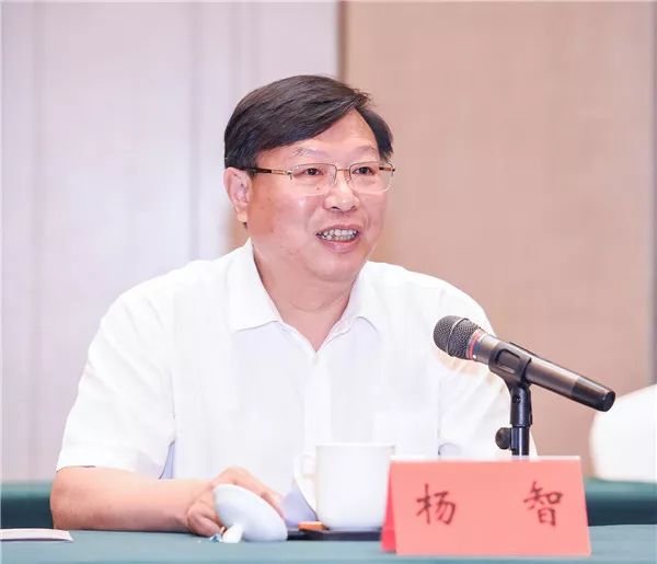 市委书记,市人大常委会主任杨智主持座谈会,市长崔永辉致辞.