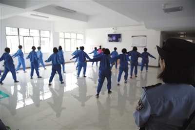 6月13日,云南省女子强制戒毒所,新进来的戒毒人员正在跳操.