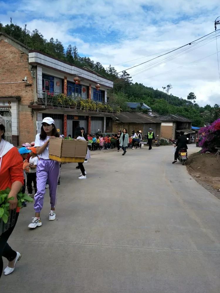 巍山县牛街乡这个幼儿园老师带着学生街头卖菜家长却拍手叫好