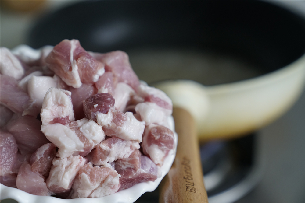 天这么热中,只能这样子烹饪肉,一锅煮又鲜又有味,父子俩人抢着吃