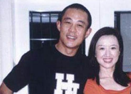 娱乐 正文  侯勇与沈蓉 侯勇的第一任妻子名叫沈蓉,是一位出色的演员.
