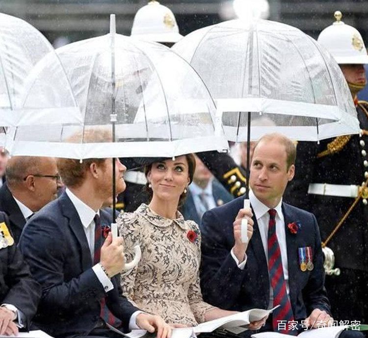 英国王室照片:图二女王最尴尬的瞬间,图五夏洛特公主笑容甜美