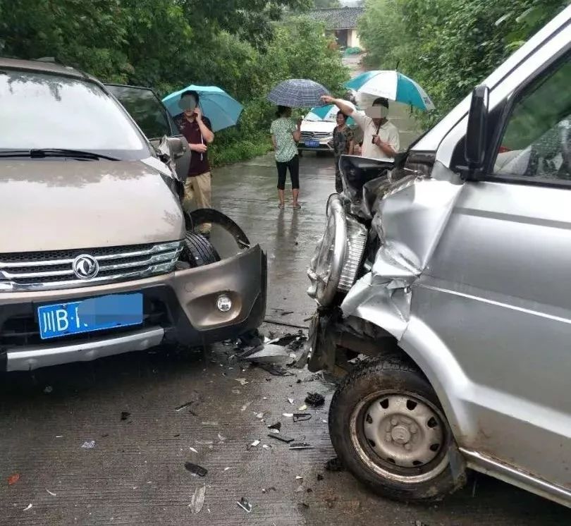 江油今天大雨,发生多起车辆相撞