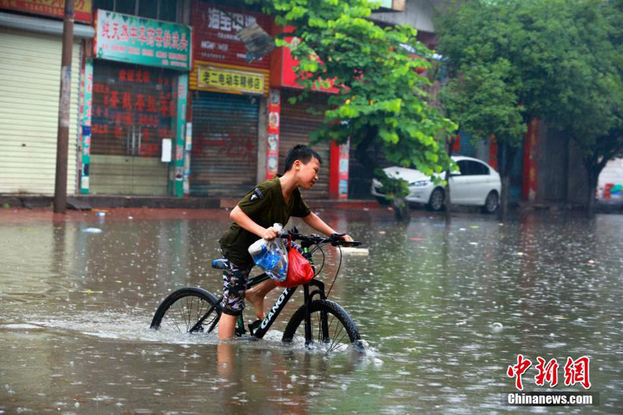 暴雨致广西柳州一街道被淹 孩子水中嬉戏