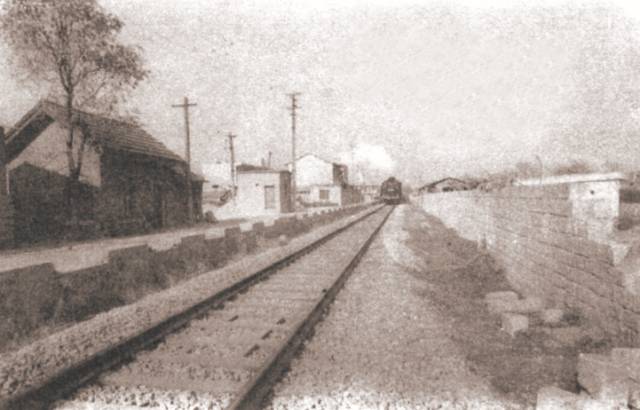 龙华镇境内的一段铁路,沪杭铁路日新支线.曾经的铁路南浦站的大门.