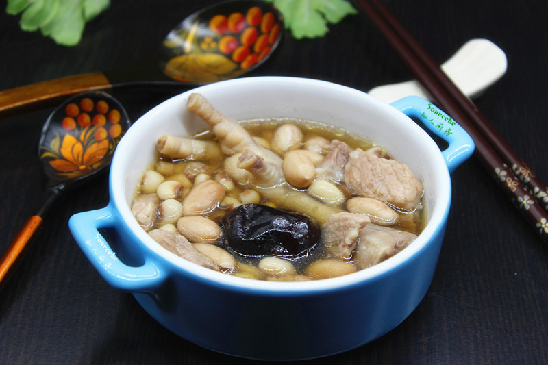 眉豆是广东特产,也是民间十分喜欢的一种入汤食材,煲汤之后软绵绵,绵