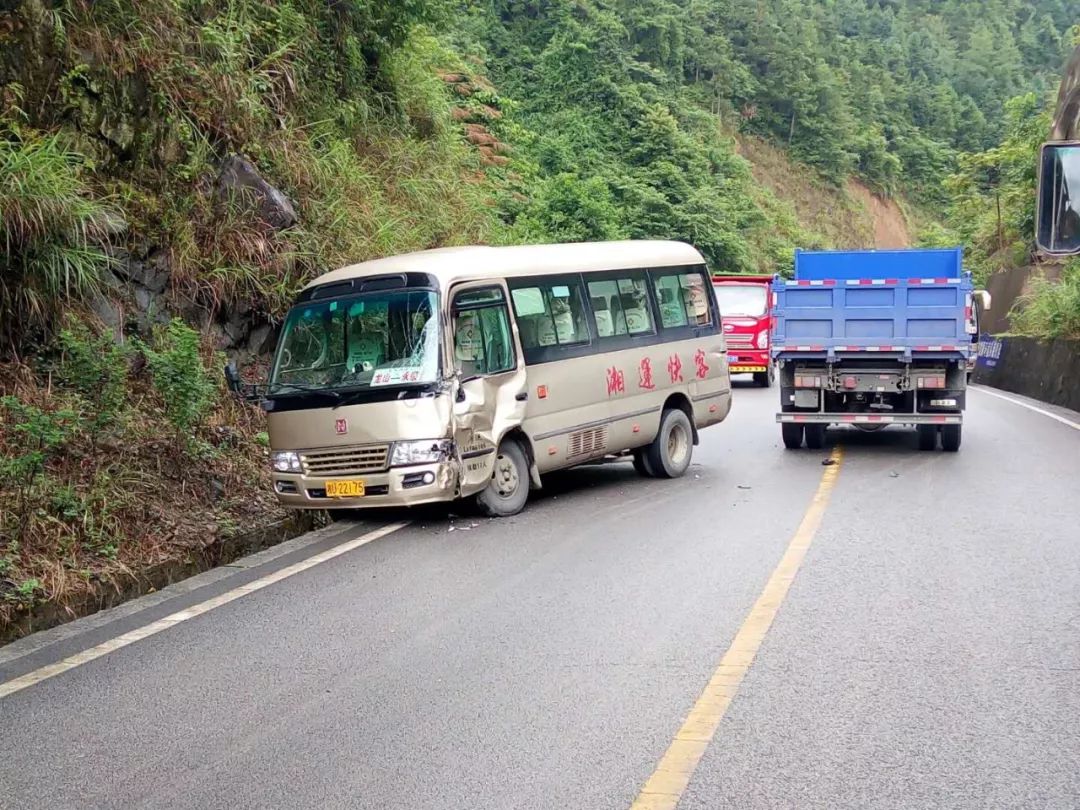 209红岩溪镇铁路坡段,一辆小货车下坡速度过快,弯道占线,对向永顺县