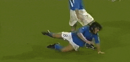 赞布罗塔在边路护球的时候,韩国球员直接从背后将他铲倒,这是一次血腥