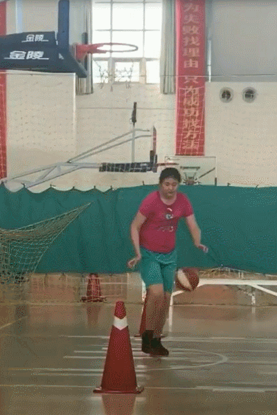 山东最小女巨人一夜走红年龄11岁身高217米喜欢篮球