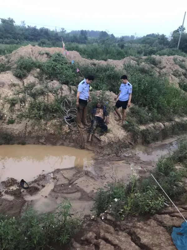 致敬生死关头民警勇跳泥潭