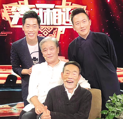 相声演员杨少华(前),马志明(中)与主持人,相声演员李丁(后左),裘英俊