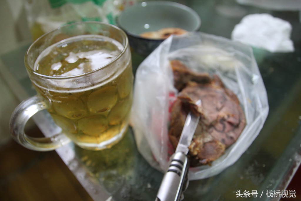 雨天最爽的事就是呆在家里喝啤酒吃牛肉看