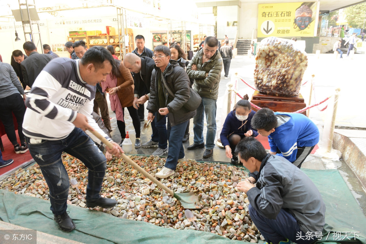 太便宜了吧!10元钱10个玛瑙,20元一只翡翠镯子,6元1斤松花石