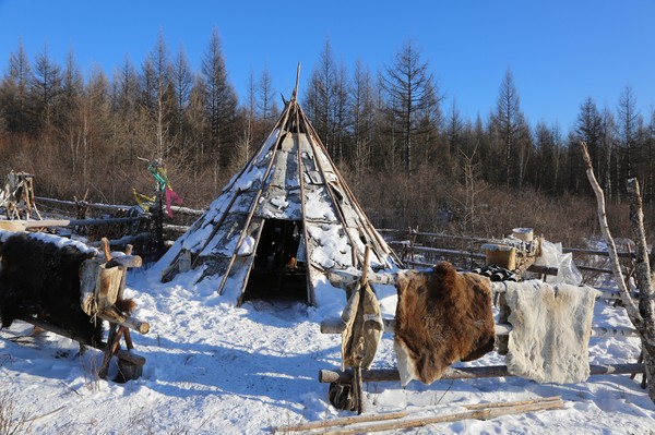 鄂温克族人虽无固定住所,却有固定建筑,那就是他们的仓库.