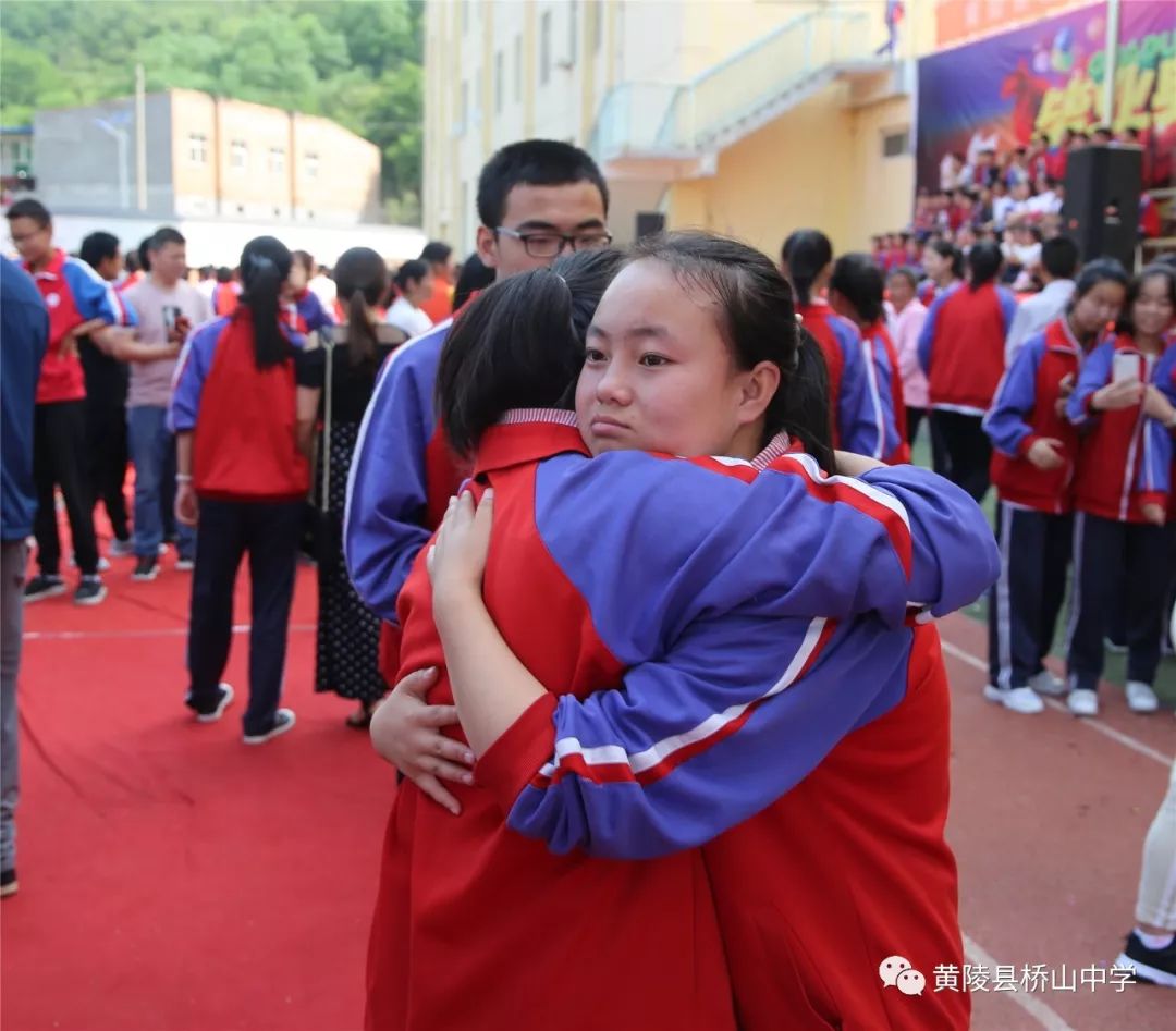 黄陵校园毕业典礼分别的一幕