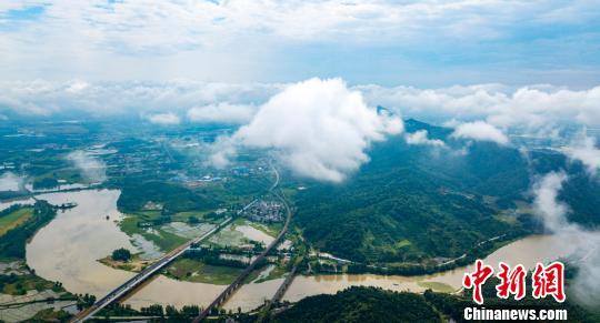 连日来暴雨天气过后,素有"江西九寨沟"之称新余市分宜县大岗山云雾