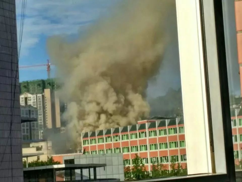 突发今早广安二中火了真着火了