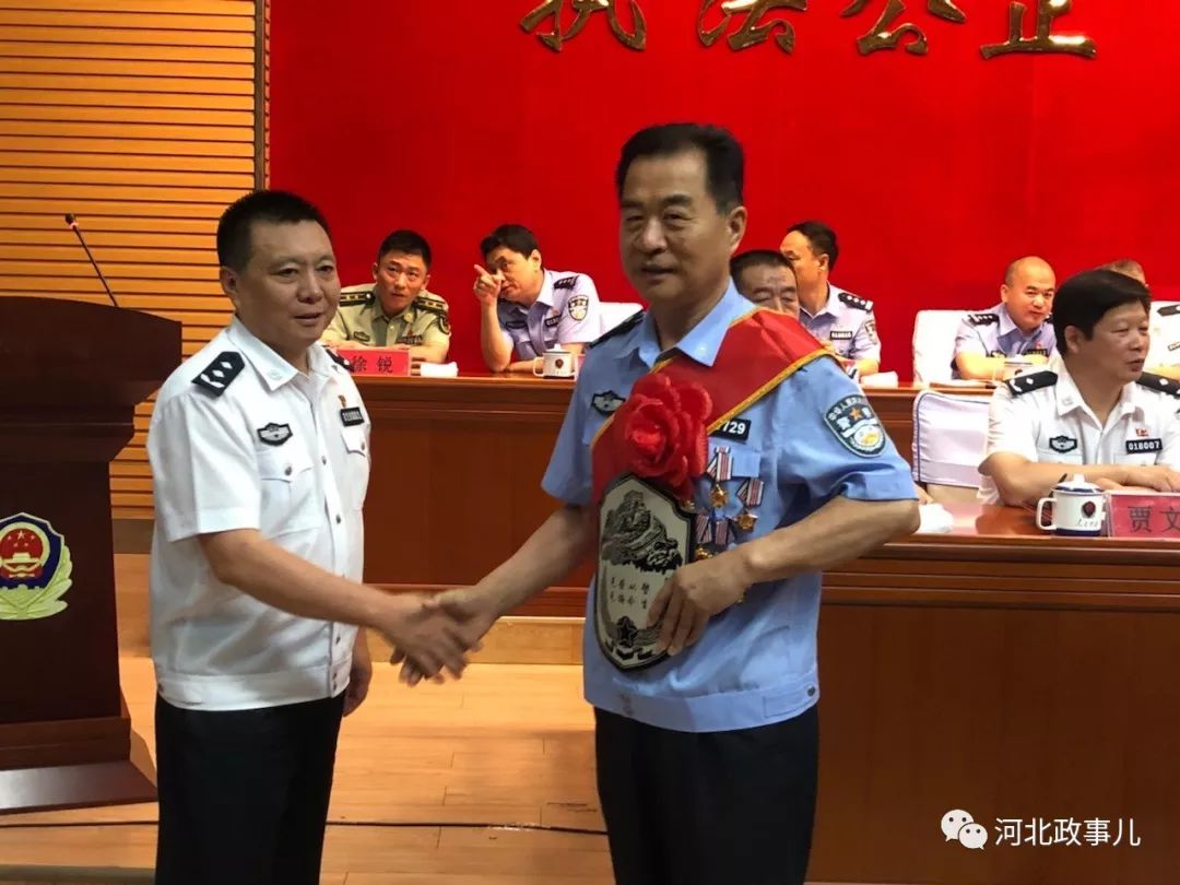 邯郸市公安局党委书记,局长艾文庆为退休民警代表颁发