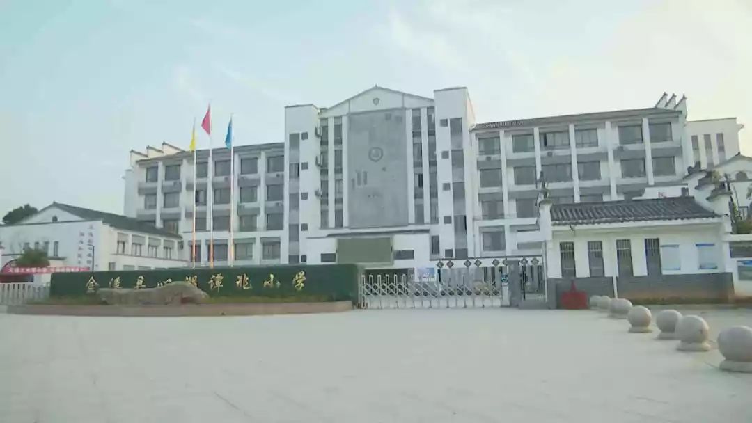 全国共有2600所学校获得此称号,其中抚州市9所,金溪县实验小学,心湖谭