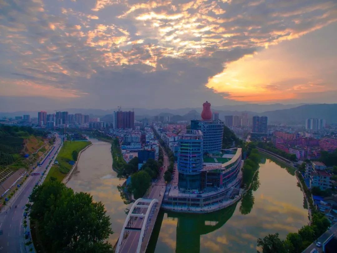 旅游 正文  湄潭县,隶属于贵州省遵义市,位于贵州省北部,东与遵义市