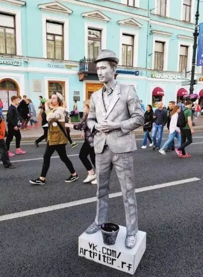 街头扮成静止雕塑的行为艺术家