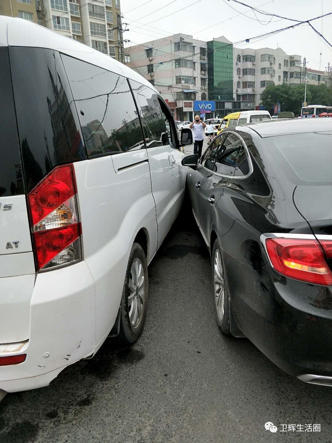 卫辉转盘:两辆车怼一块了,慢点不中?