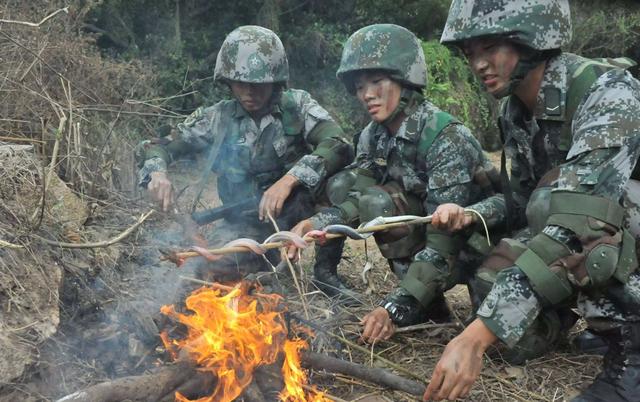 在红军时期的时候,当时的红军战士们普遍打仗都十分艰苦,而且没有什么