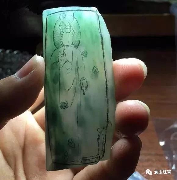 带色翡翠片料,雕刻师傅设计的是落花之际的观音显现,禅意绵绵 返回搜