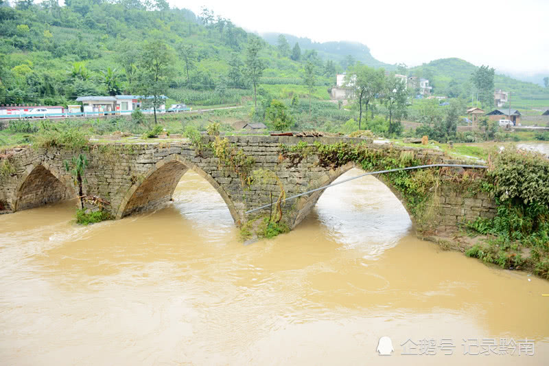 可惜黔南福泉遭大暴雨袭击后80年老桥被洪水冲垮