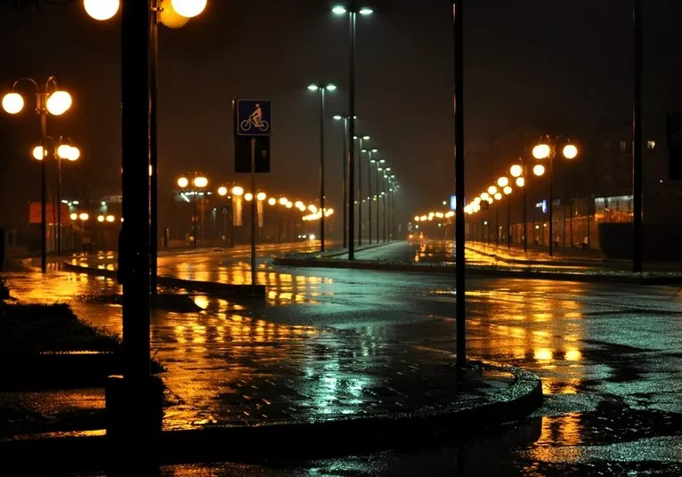 隐约雷鸣,阴霾天空, 但盼风雨来,能留你在此.