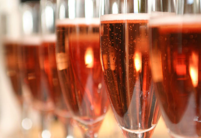 桃红香槟不仅仅是吸引