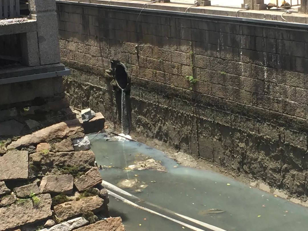 截止目前,已摸排非雨出流排口168个,发现排水户私接,雨污互通,管道