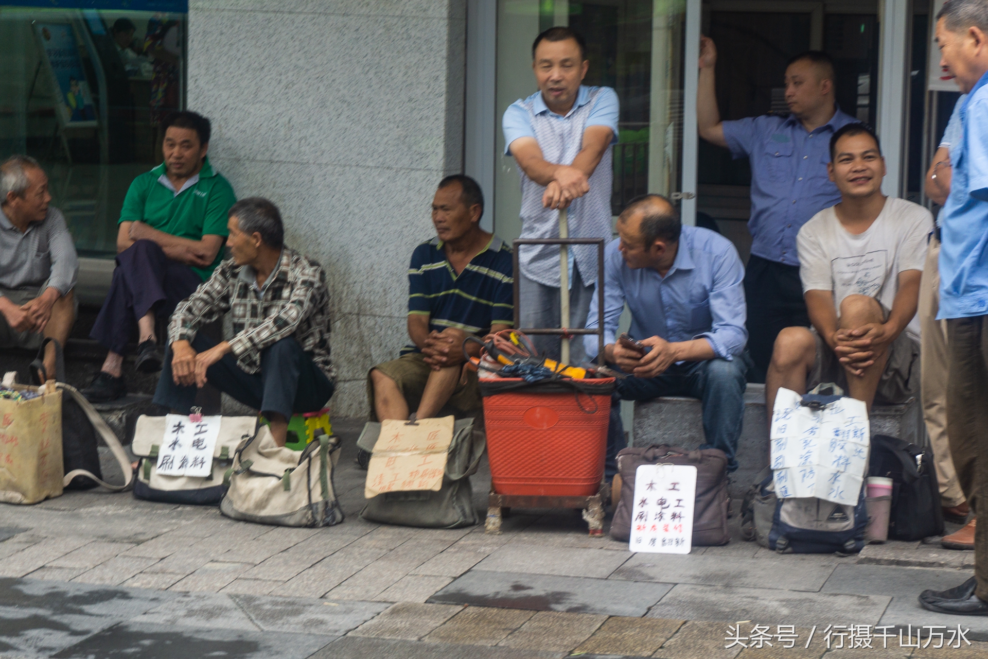 重庆街头实拍:等活的民工,生活虽不易,但脸上满是笑容